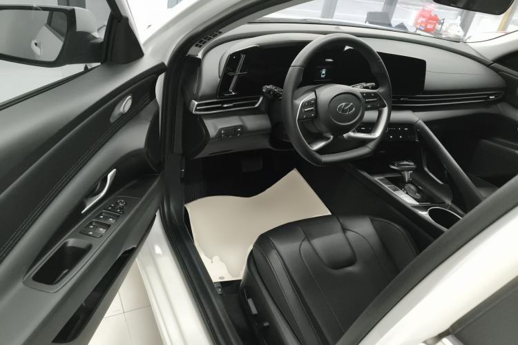 Used Hyundai Elantra 2022 1.5L CVT LUX Prestige Edition
