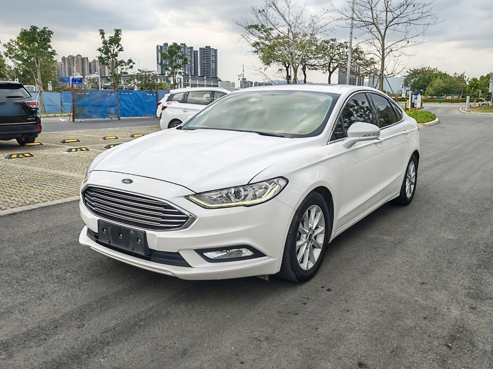 Под передней частью автомобиля