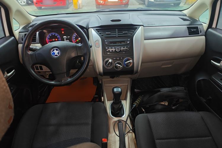 Used Venucia R50 2015 1.6L Manual Fashion Edition
