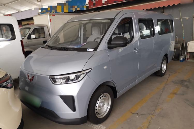 Used Wuling Yangguang 2024 300KM Comfort Version Passenger Van 75kW