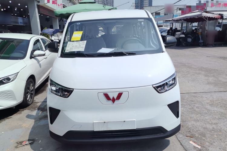 Used Wuling Yangguang 2024 300KM Comfort Version Passenger Van 75kW