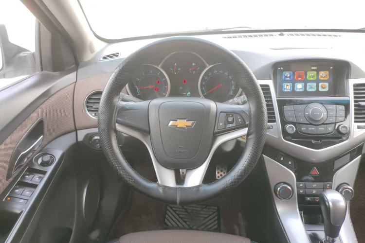 Used Chevrolet Cruze 2013 Hatchback 1.6L Automatic Luxury Model Steering Wheel