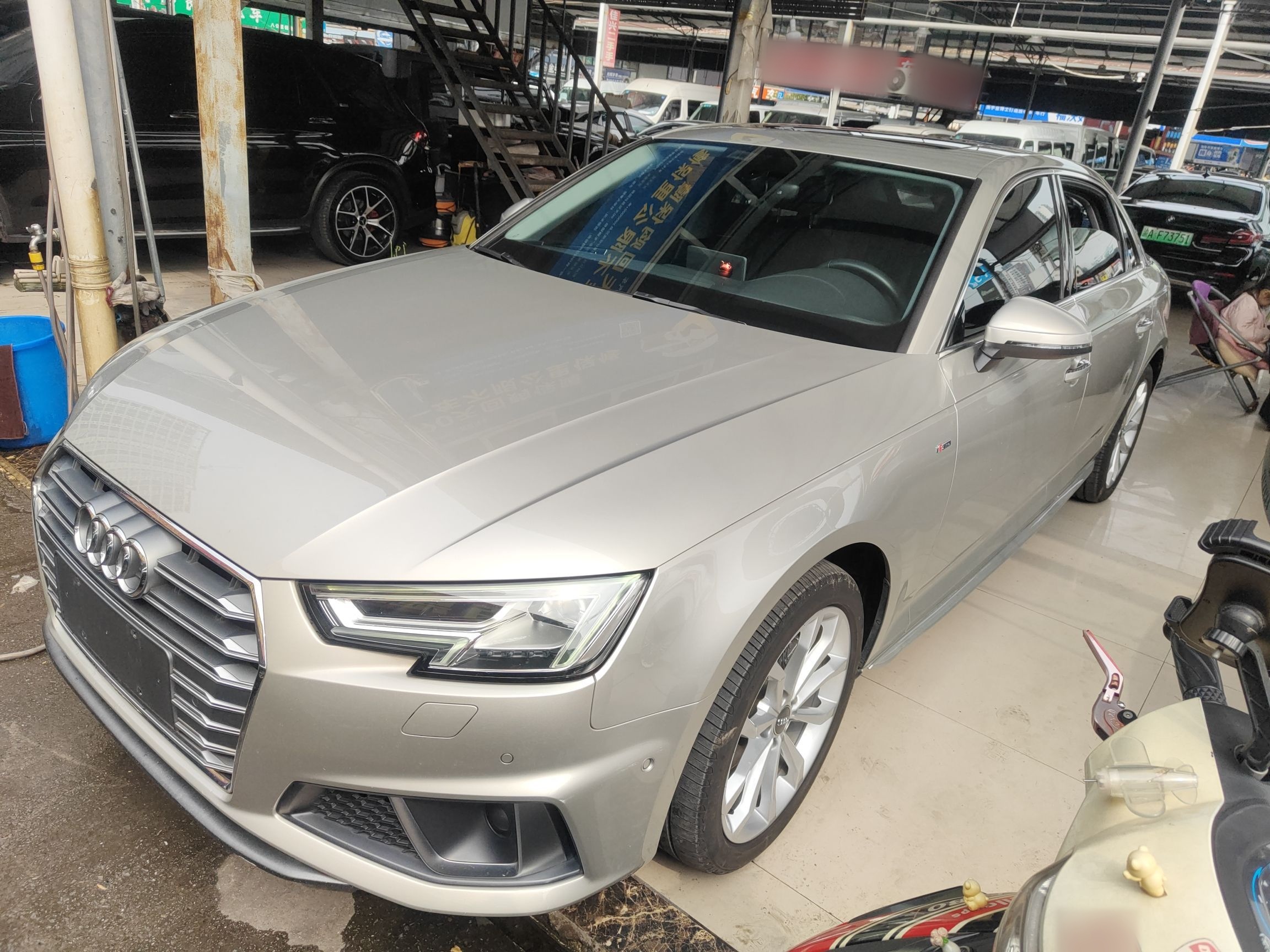 Под передней частью автомобиля