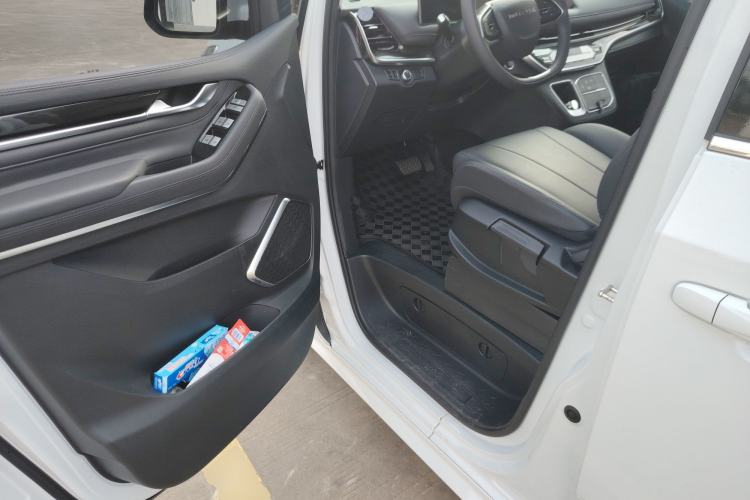 Used SAIC MAXUS G10 2025 MAX 2.0T Automatic Executive Edition Gasoline 7-Seater Driver Seat