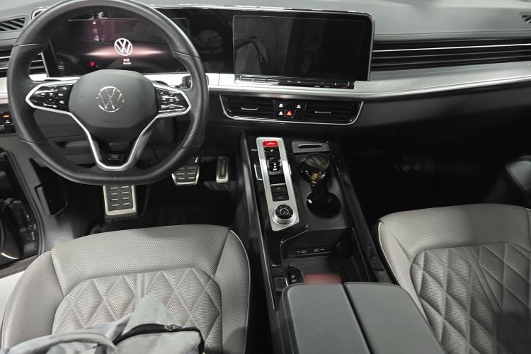 Used Volkswagen Tavendor 2024 380TSI All-Wheel-Drive R-Line Cruise Premium Edition Center Console