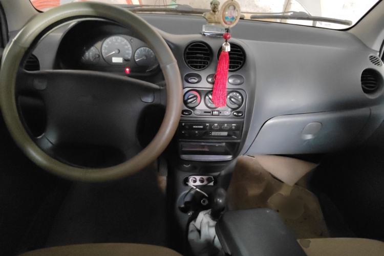 Used Baojun Lechi 2010 1.0L P-TEC Manual Superior Model Center Console