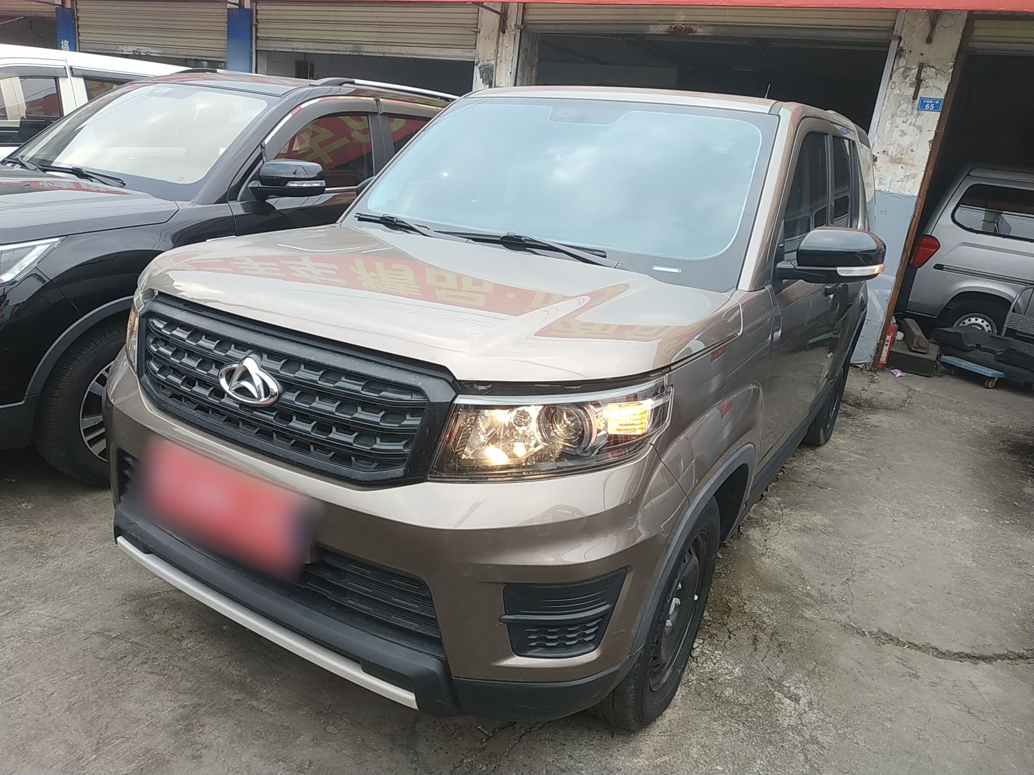 Под передней частью автомобиля