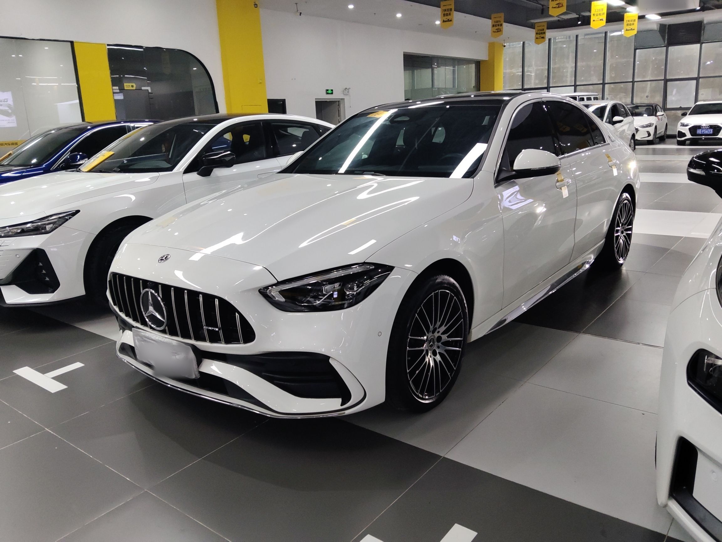 تحت مقدمة السيارة