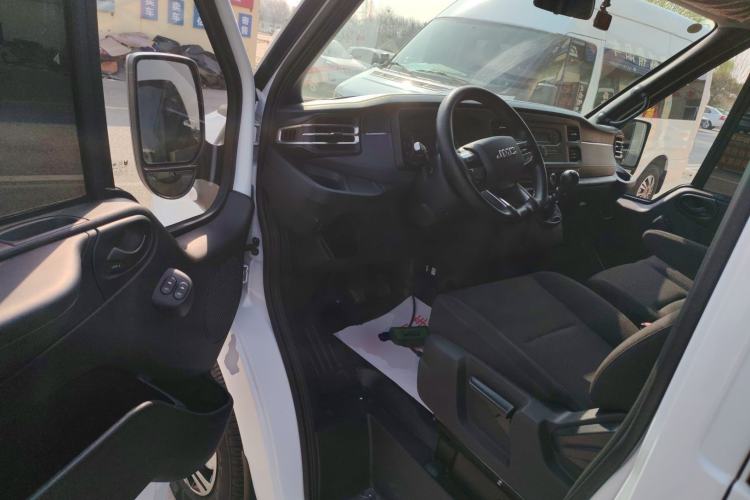 Used JMC Fushun 2025 2.0T 6MT Diesel Mid-Roof Mid-Height Commercial Multi-Purpose 7-Seater Passenger Vehicle