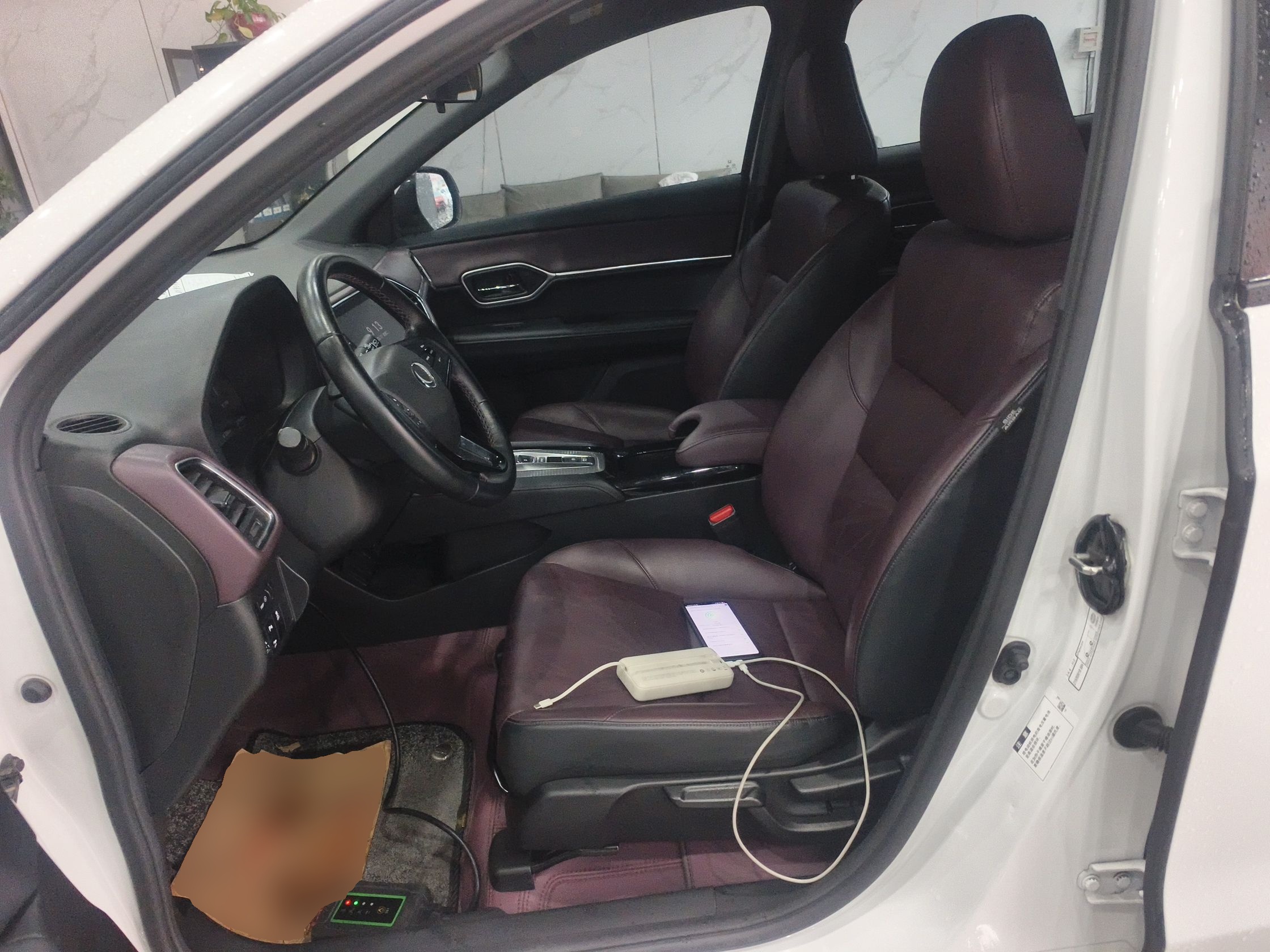 المقاعد الأمامية داخل السيارة