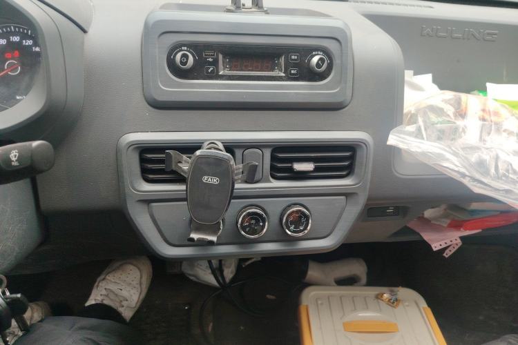 Used Wuling Yangguang 2024 300KM Comfort Version Passenger Van 75kW
