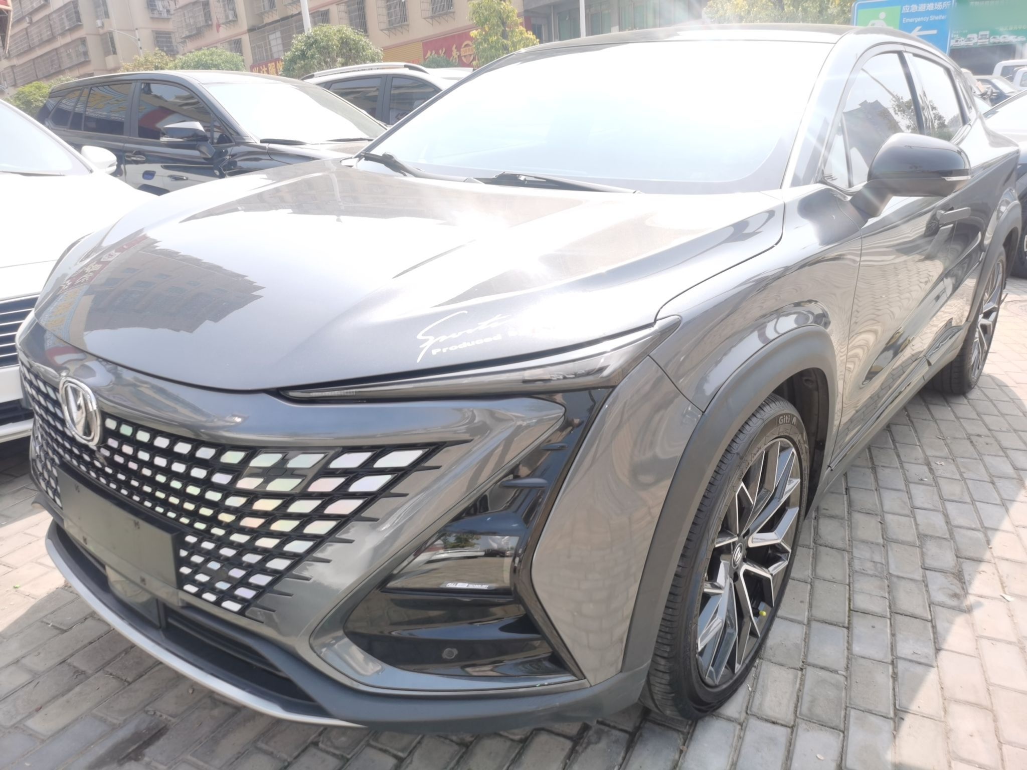 Под передней частью автомобиля