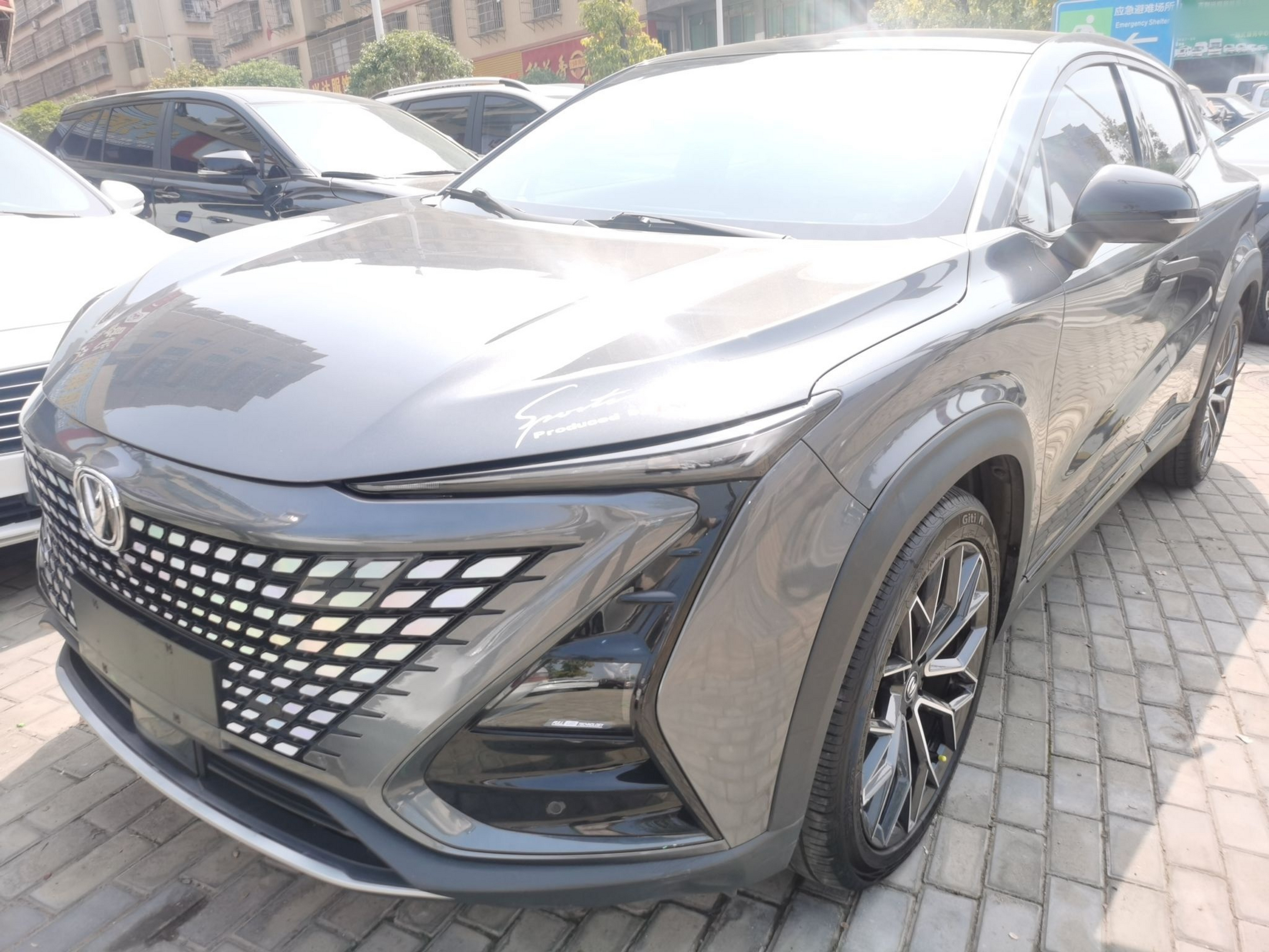 Под передней частью автомобиля