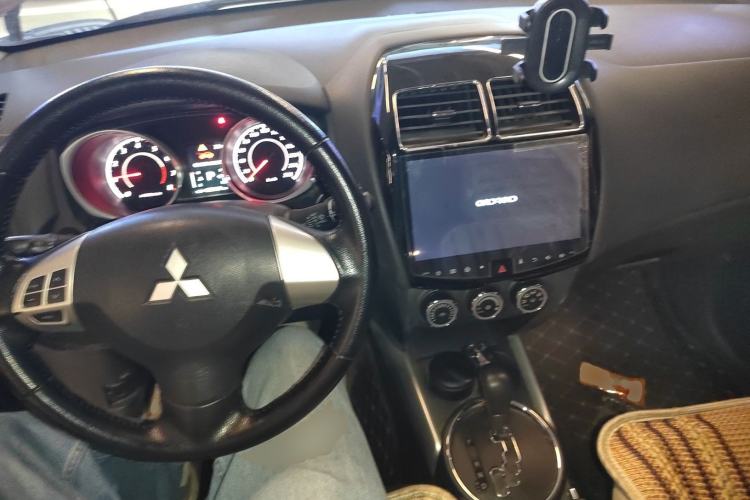 Used Mitsubishi ASX 2018 2.0L CVT Two-Wheel Drive Deluxe Edition Center Console