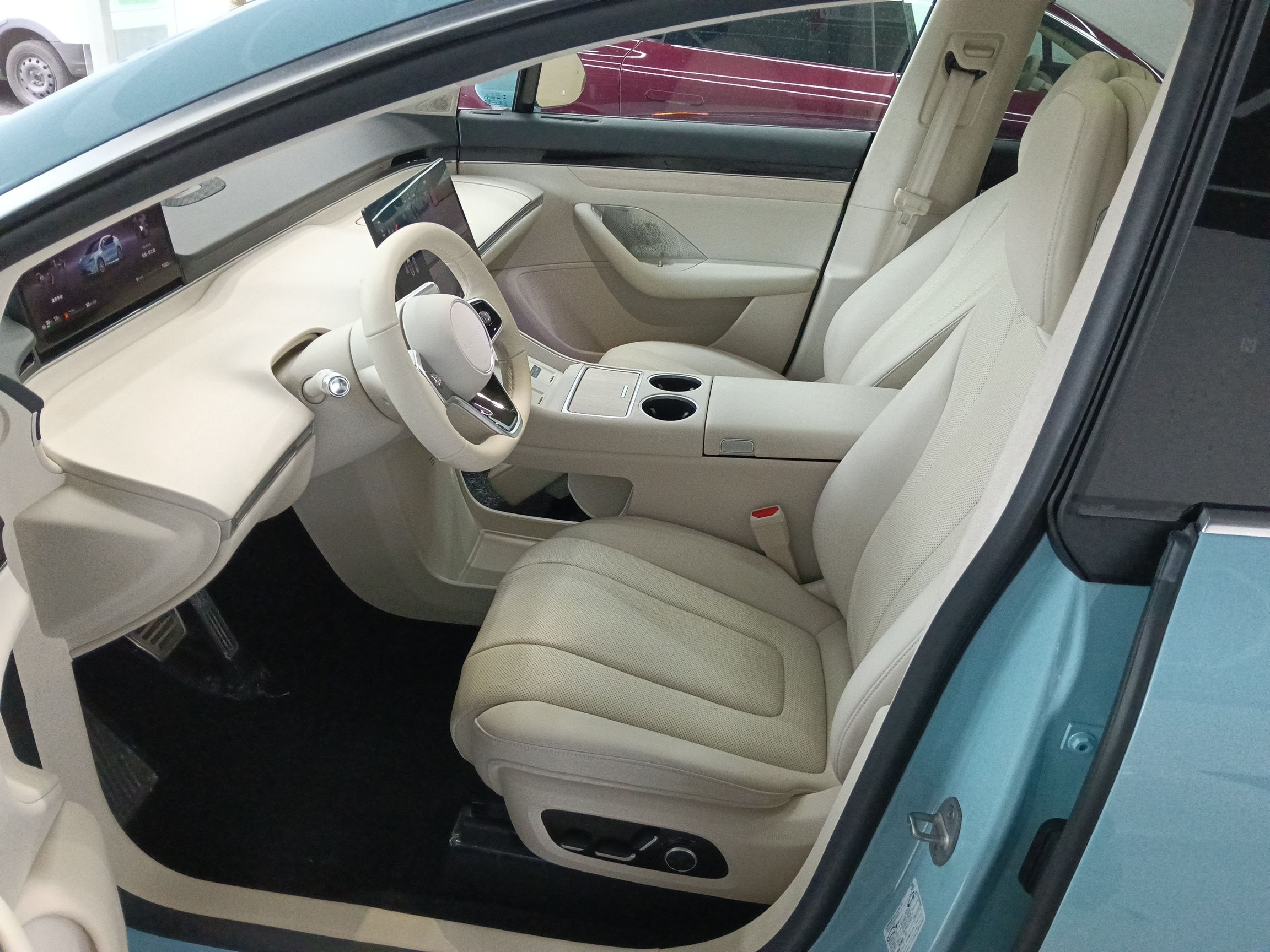 المقاعد الأمامية داخل السيارة