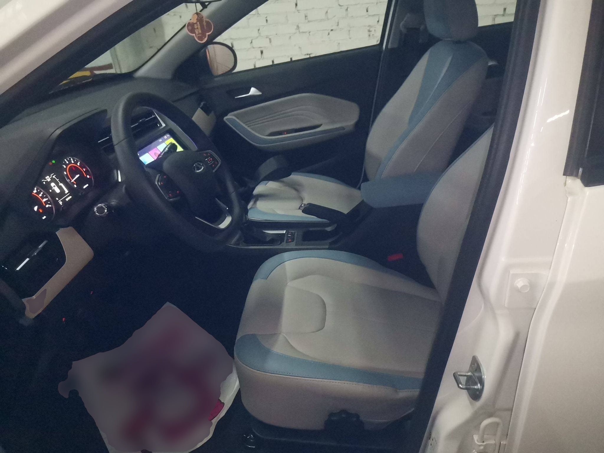 Переднее сиденье в автомобиле