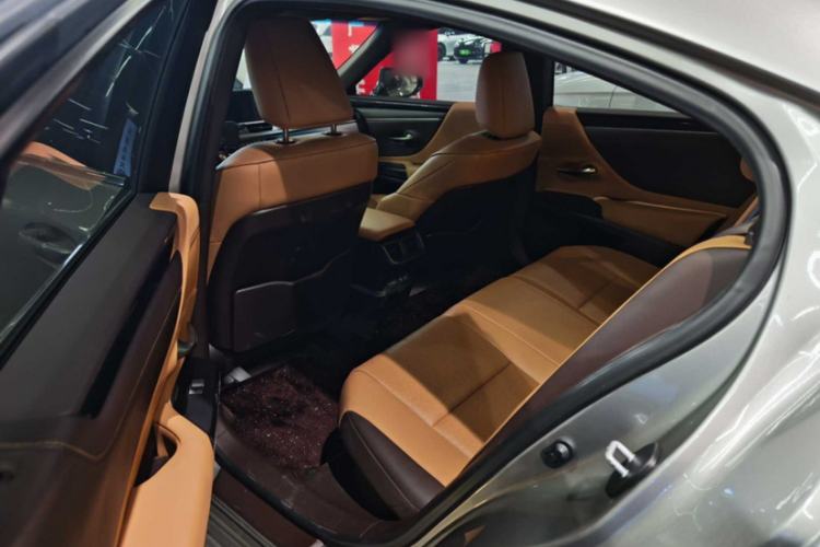 Used Lexus ES 2020 300h Premier Edition Interior 2