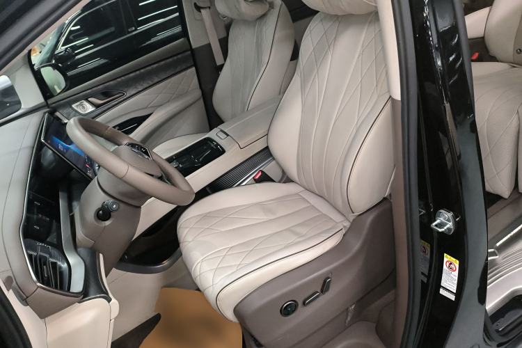 Used Denza D9 2024 DM-i 1050 Luxury Model
