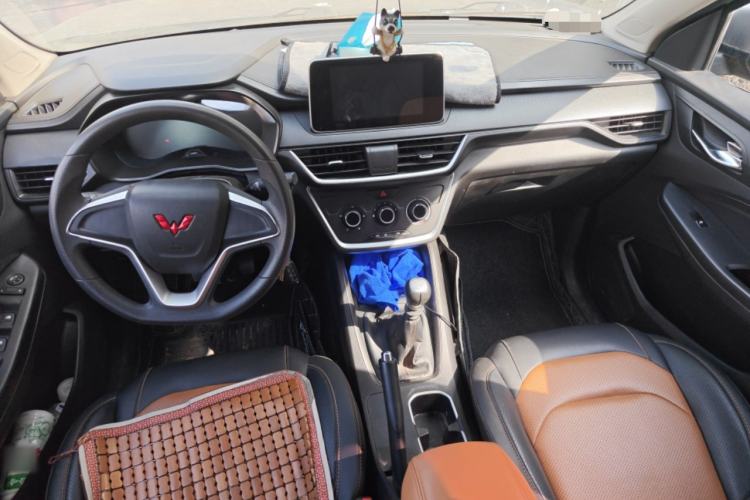Used Wuling Hongguang S3 2019 1.5L Manual Comfort Model China VI Standard Center Console