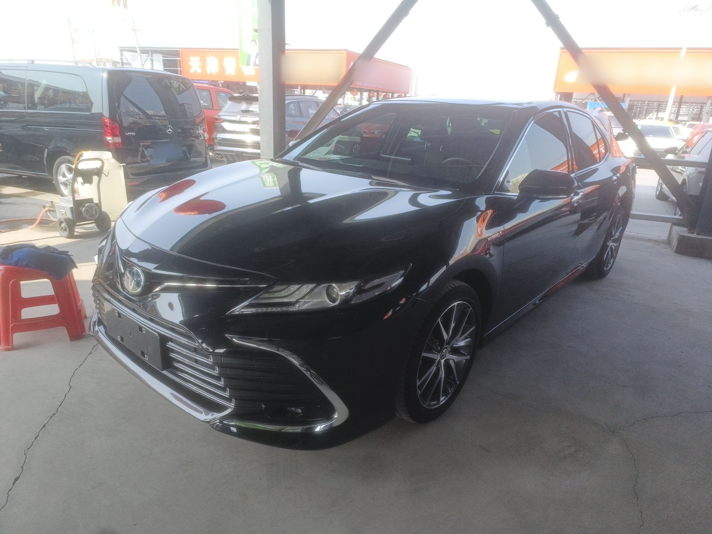 تحت مقدمة السيارة