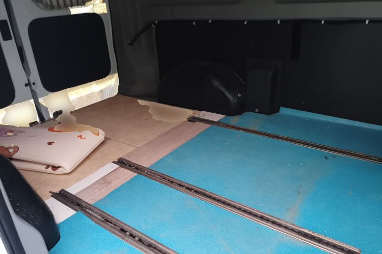 Used SAIC MAXUS Xintu V90 2022 2.0T AMT Yunjie Front-Wheel-Drive Short Wheelbase Mid-Roof Design with Single Rear Tire and 6 Seats