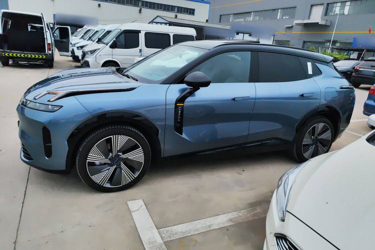 Used Lynk & Co 08 EM-P 2025 220 km All-Wheel-Drive Performance Halo