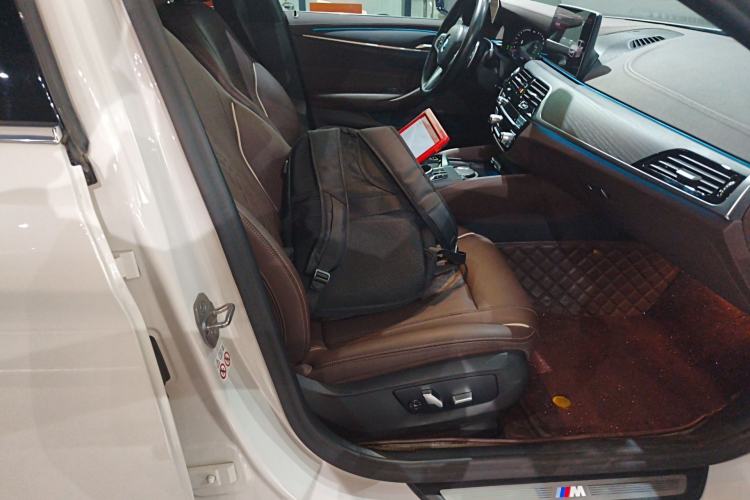 Used BMW 5 Series 2021 Facelifted 530Li xDrive M Sport Package Right Front Seat