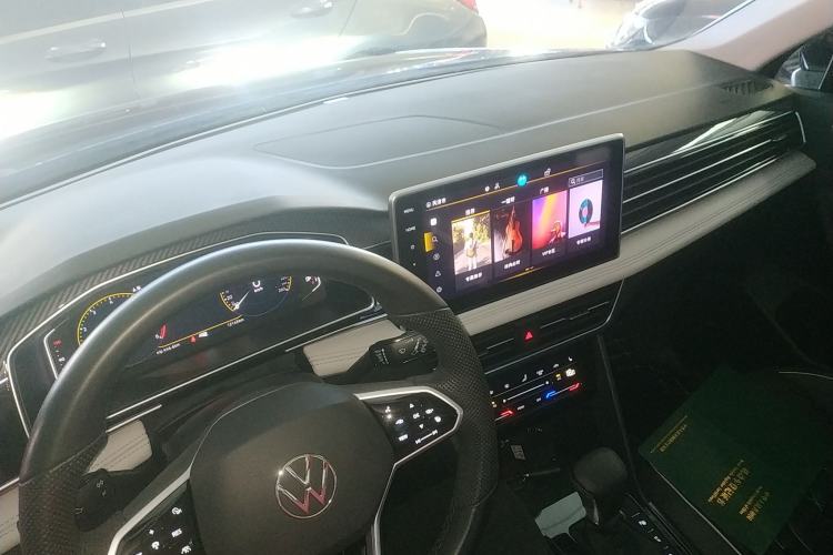 Used Volkswagen Tiguan L 2023 Restyled 330TSI Automatic Two-Wheel Drive R-Line Enhanced Comfort Version Center Console