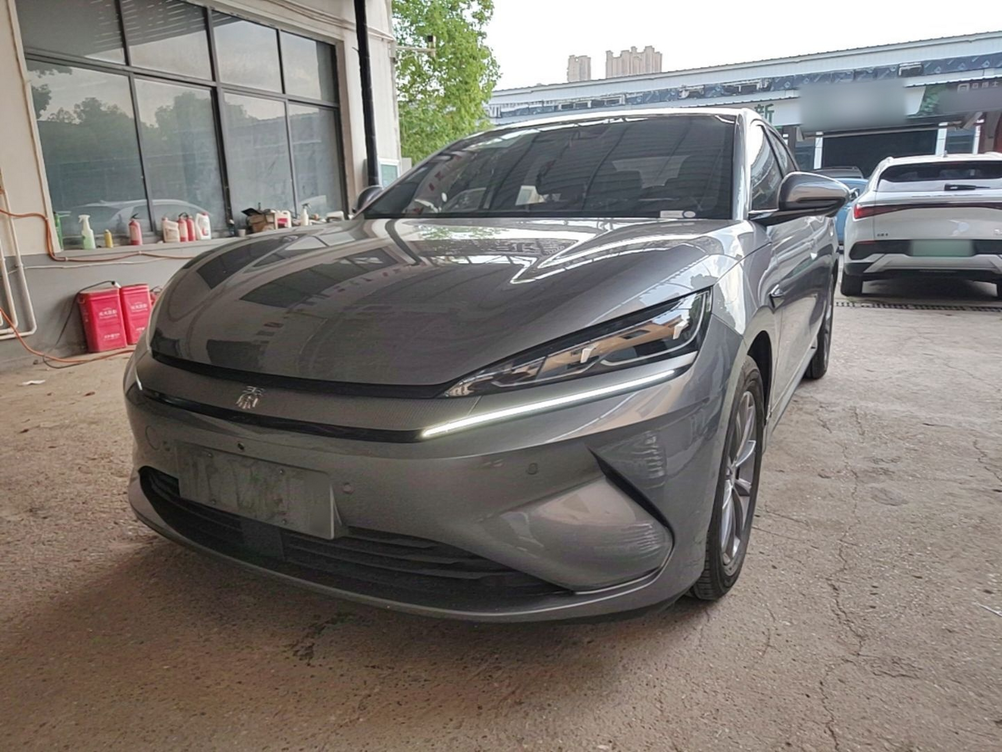 Под передней частью автомобиля