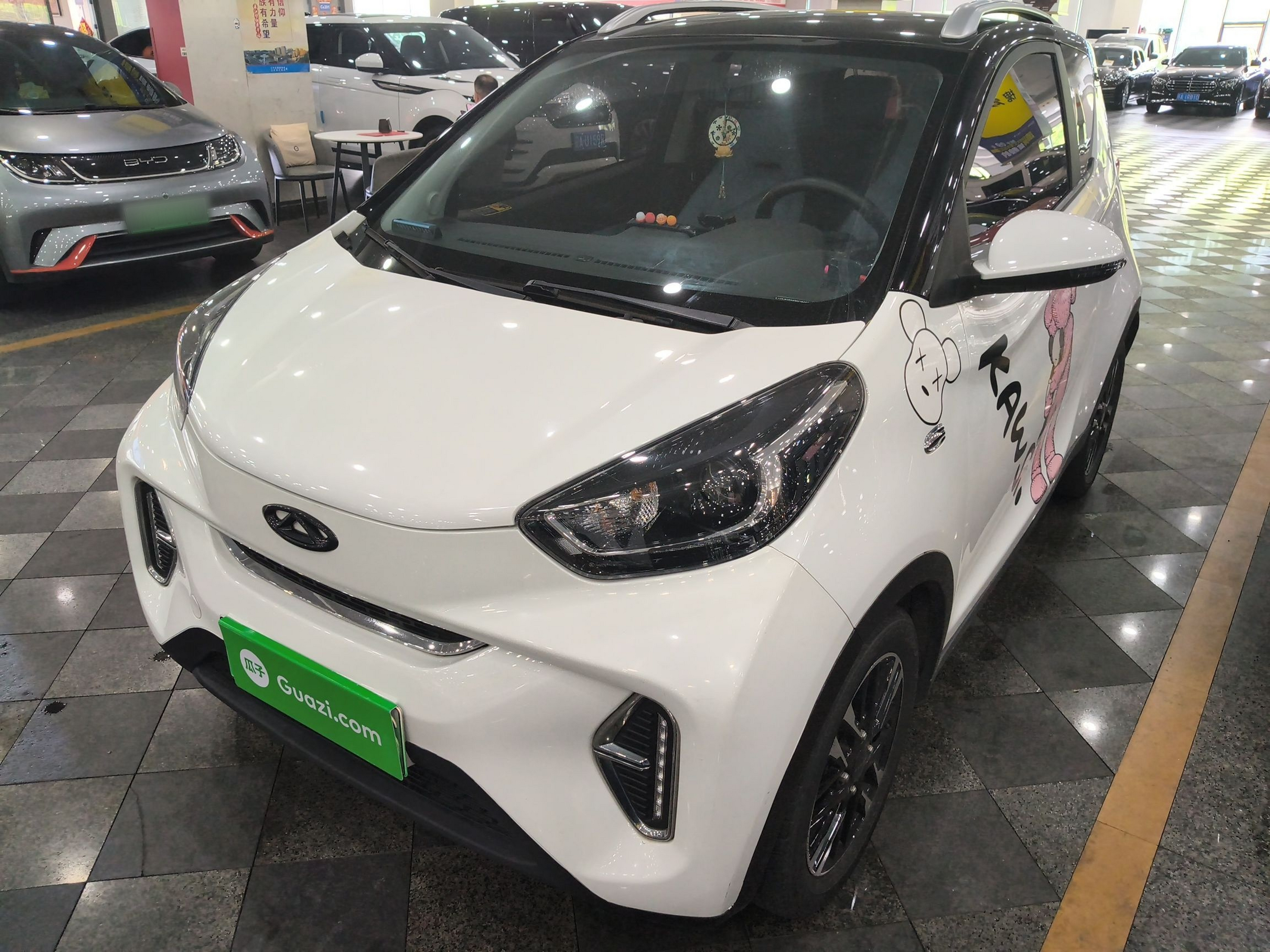 تحت مقدمة السيارة