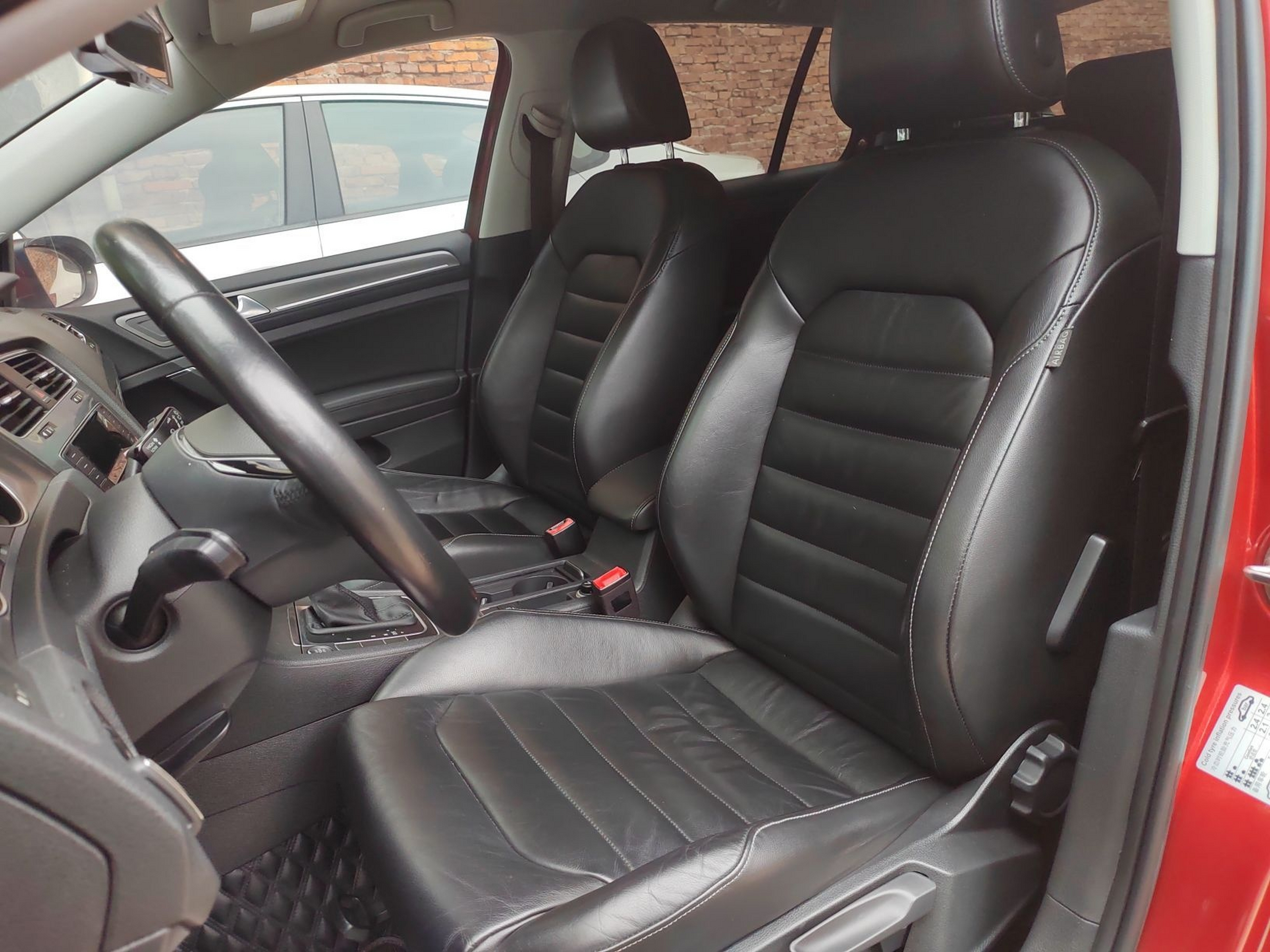 Переднее сиденье в автомобиле