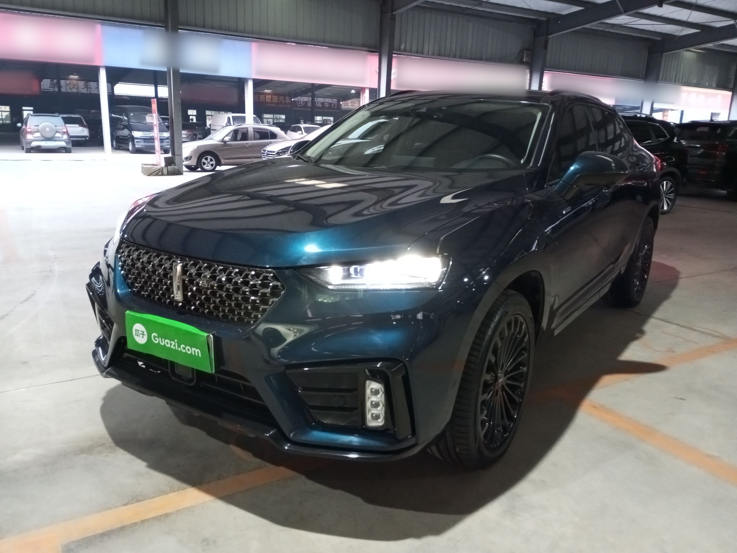 تحت مقدمة السيارة