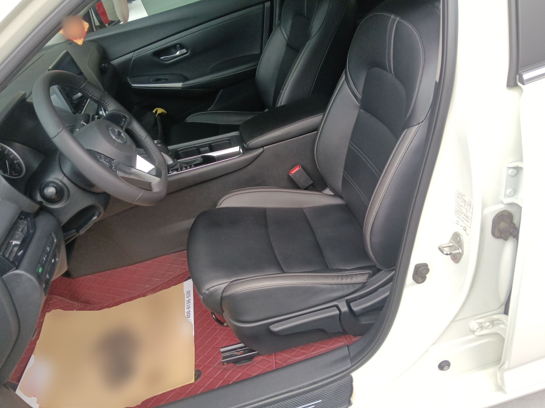 المقاعد الأمامية داخل السيارة