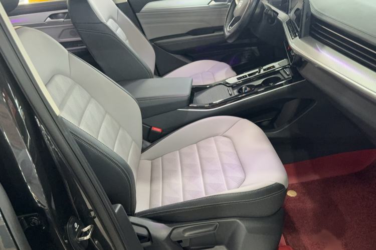 Used Volkswagen Tavendor 2023 330TSI Luxury Touring Edition Right Front Seat