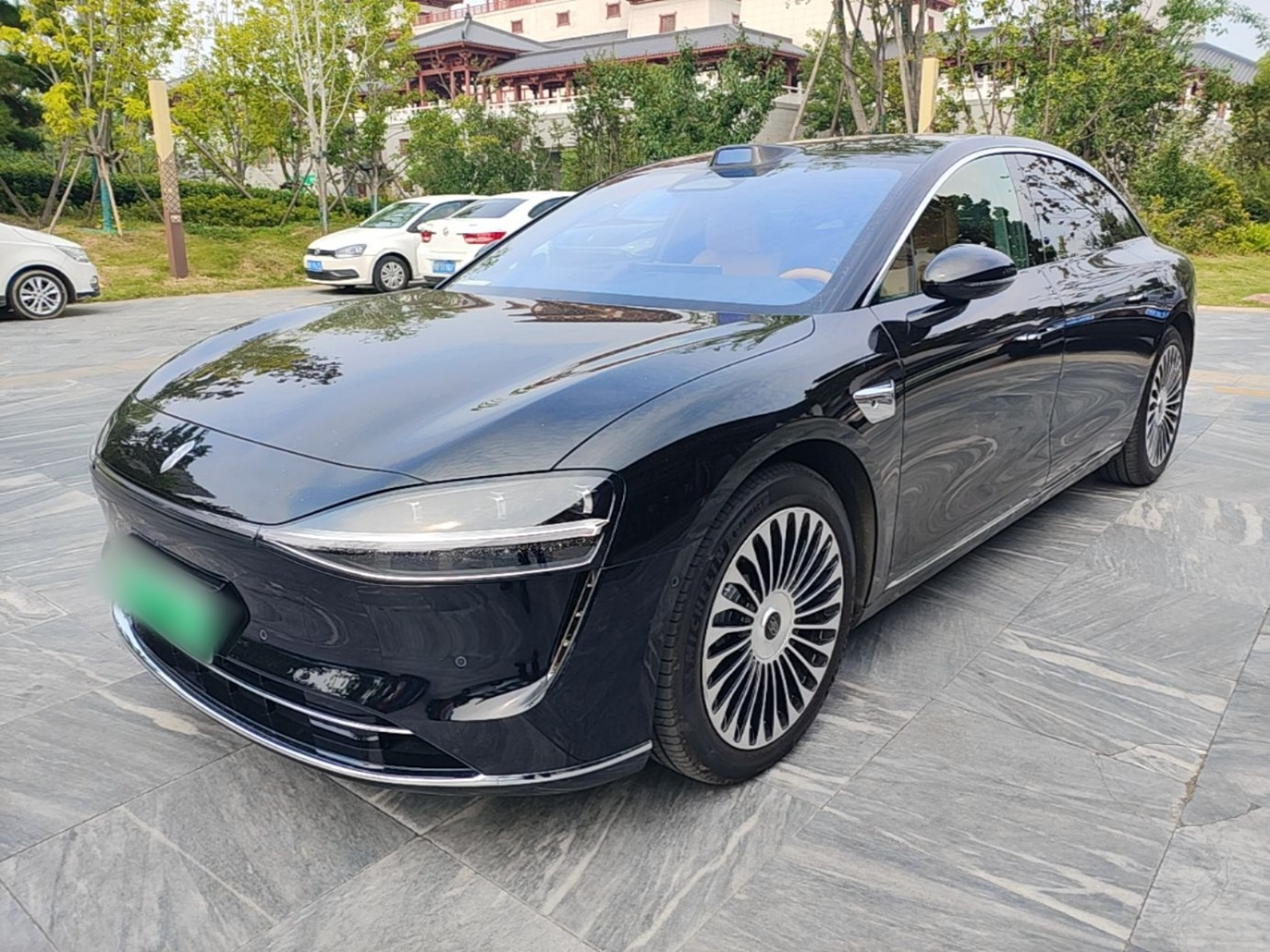 Под передней частью автомобиля