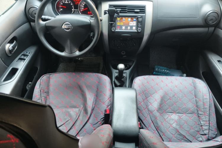 Used Nissan Livina 2015 1.6XE Manual Comfort Edition Center Console