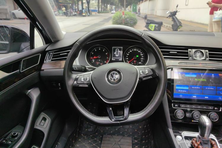 Used Volkswagen Magotan 2017 330TSI DSG Luxury Model Steering Wheel