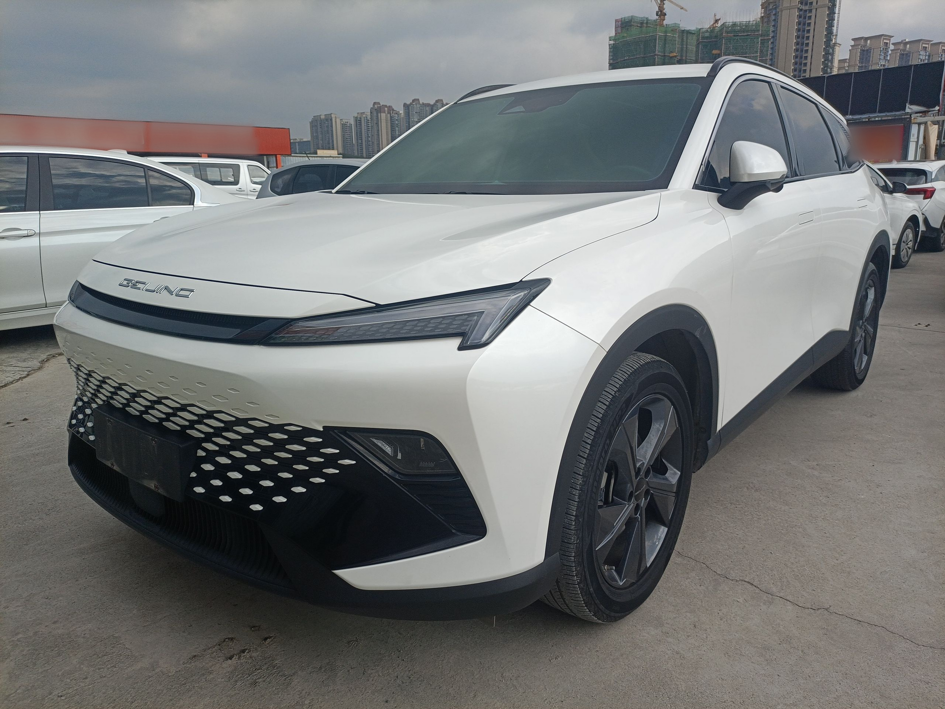 Под передней частью автомобиля