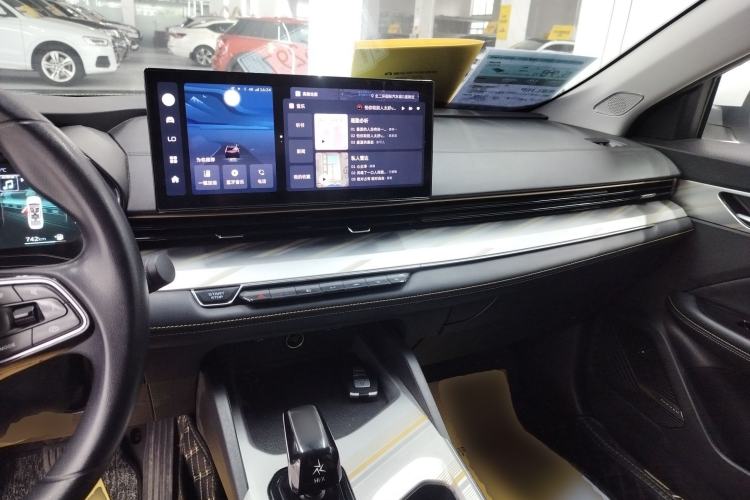 Used Geely Auto Emgrand L HiP 2024 Longteng Edition 1.5TD-DHT Pro 100KM Superior Model Center Console