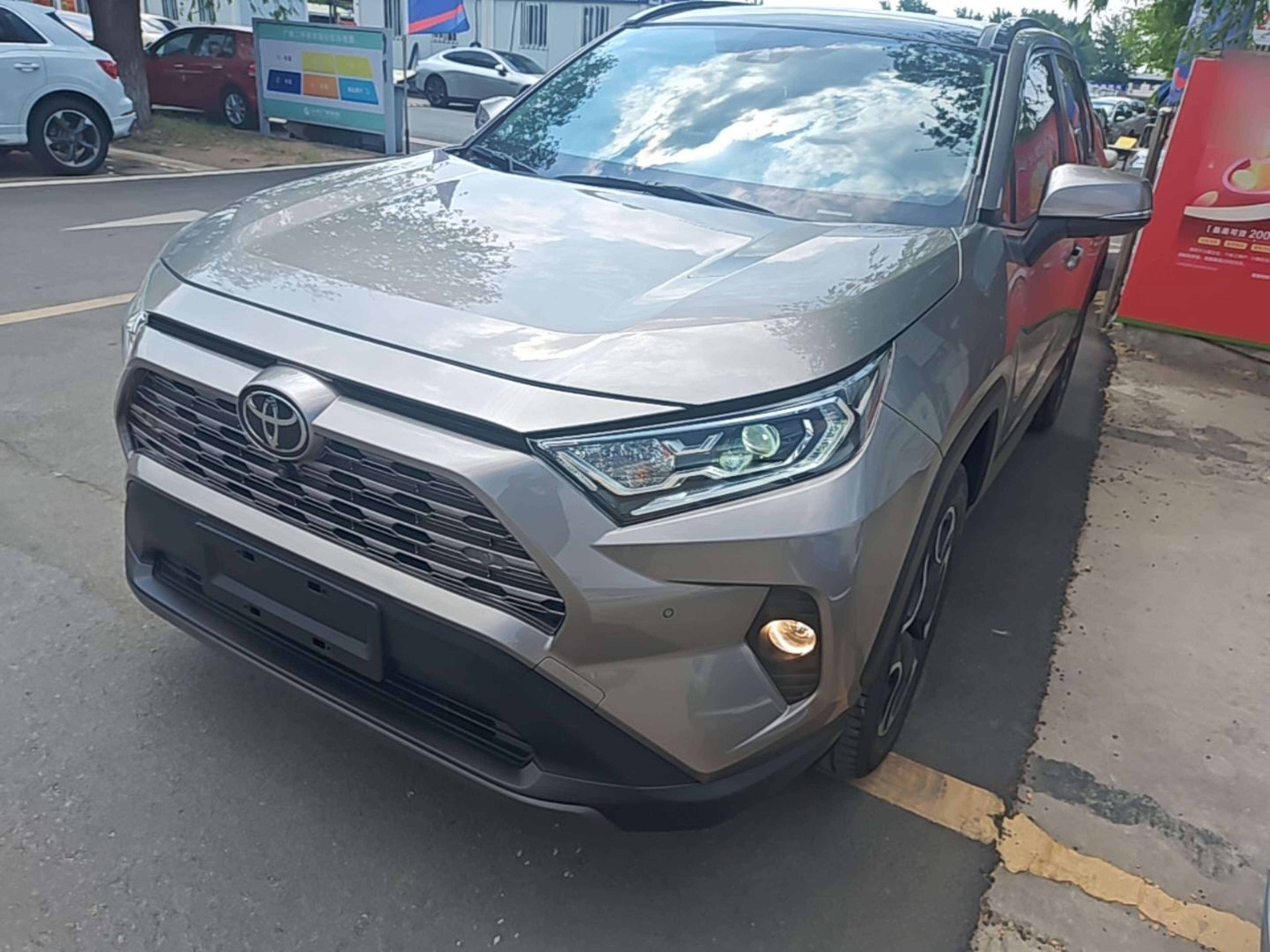 Под передней частью автомобиля