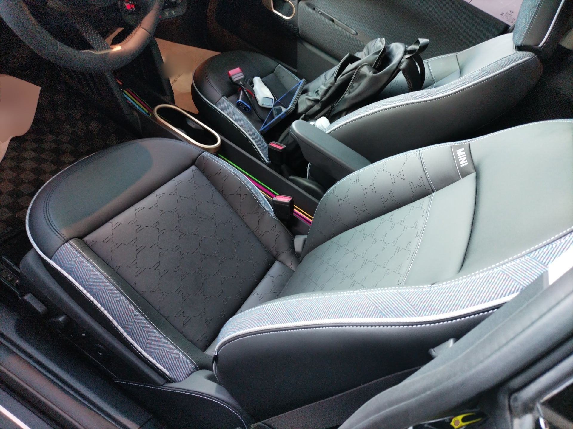 المقاعد الأمامية داخل السيارة