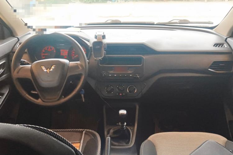 Used Wuling Hongguang 2019 1.5L S Basic Window-Sealed Vehicle China VI LAR Center Console