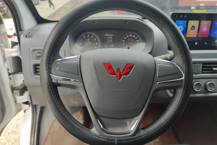 Used Wuling Yangguang 2025 Model 310KM Bus Edition—Customized by CATL