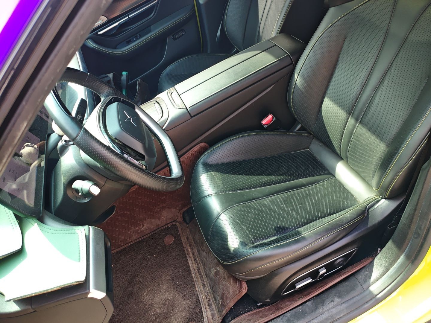 المقاعد الأمامية داخل السيارة