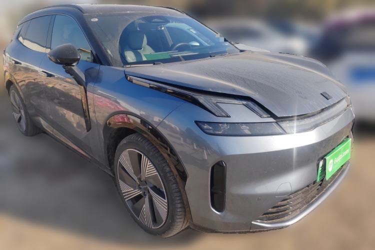 Used Lynk & Co 08 EM-P 2025 220 km All-Wheel-Drive Performance Halo Front Right 45 Deg