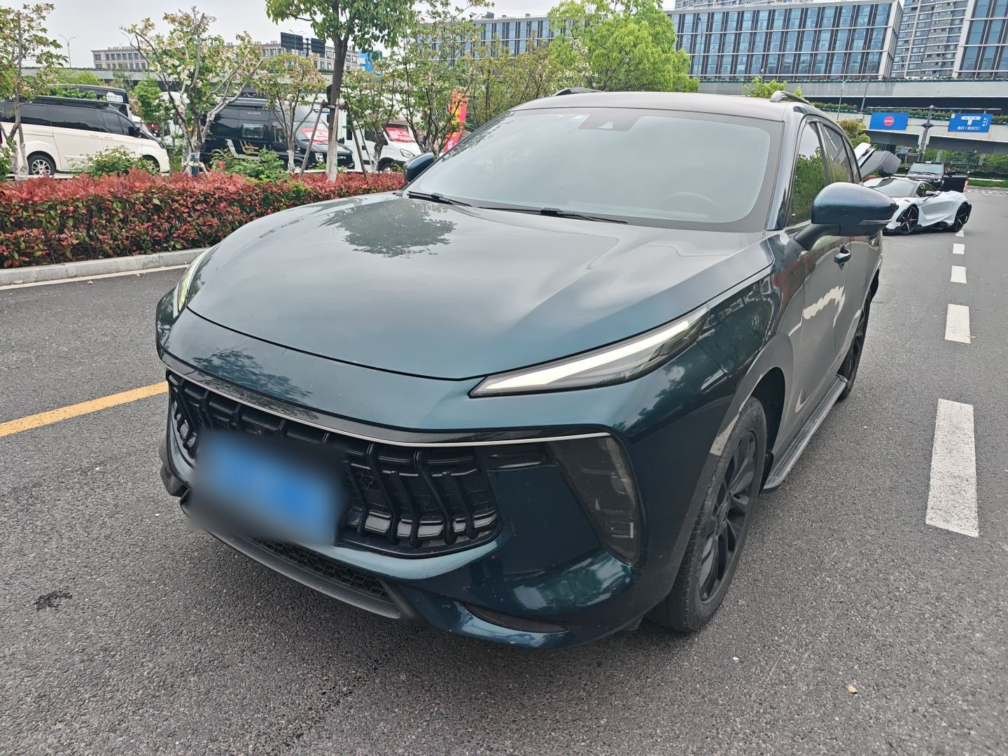 Под передней частью автомобиля