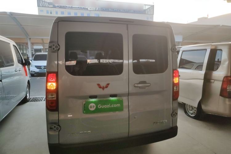 Used Wuling Yangguang 2024 300KM Comfort Version Passenger Van 75kW
