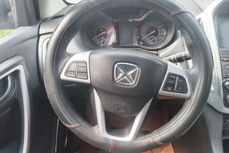 Used JMC Yusheng S350 2014 2.4T Automatic 2WD Diesel Luxury Version with Sunroof 5 Seats
