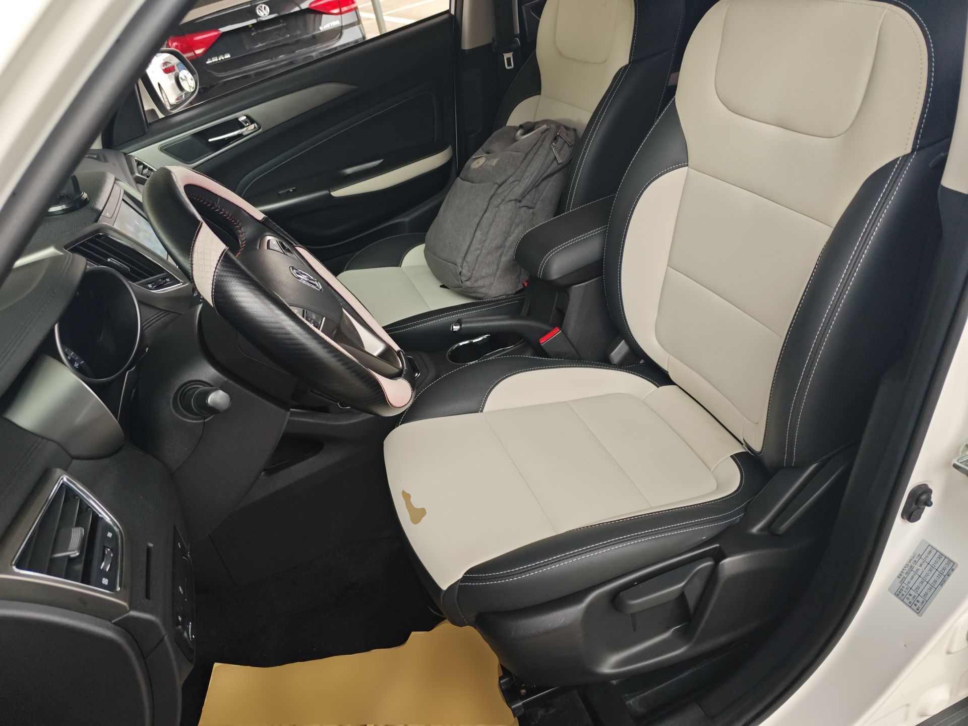 المقاعد الأمامية داخل السيارة