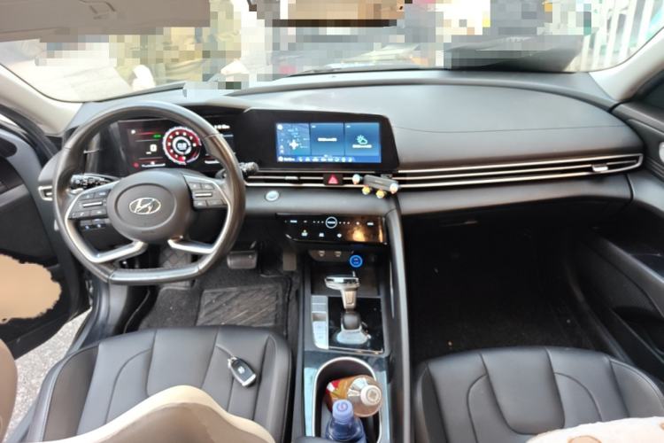 Used Hyundai Elantra 2021 1.5L CVT LUX Prestige Edition Center Console